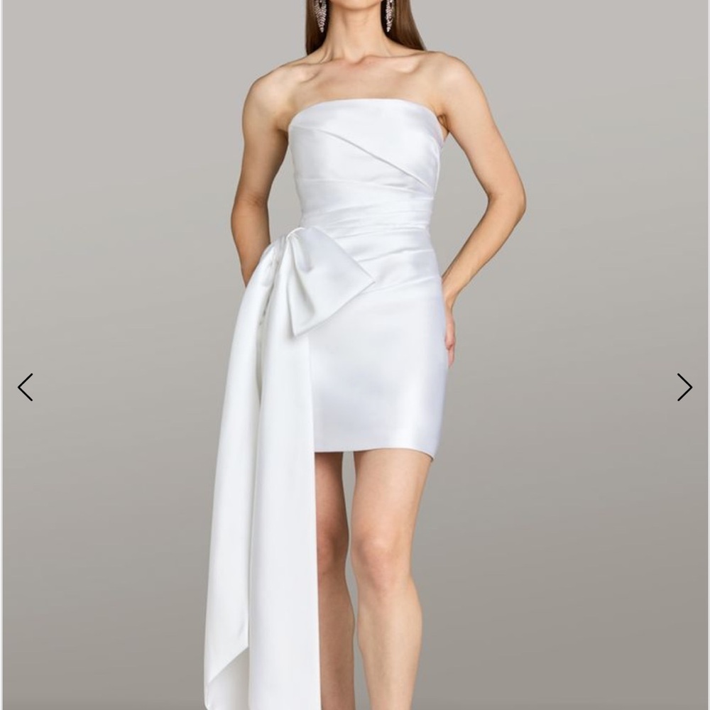 Elegant Strapless White Dress with Bow Accent
